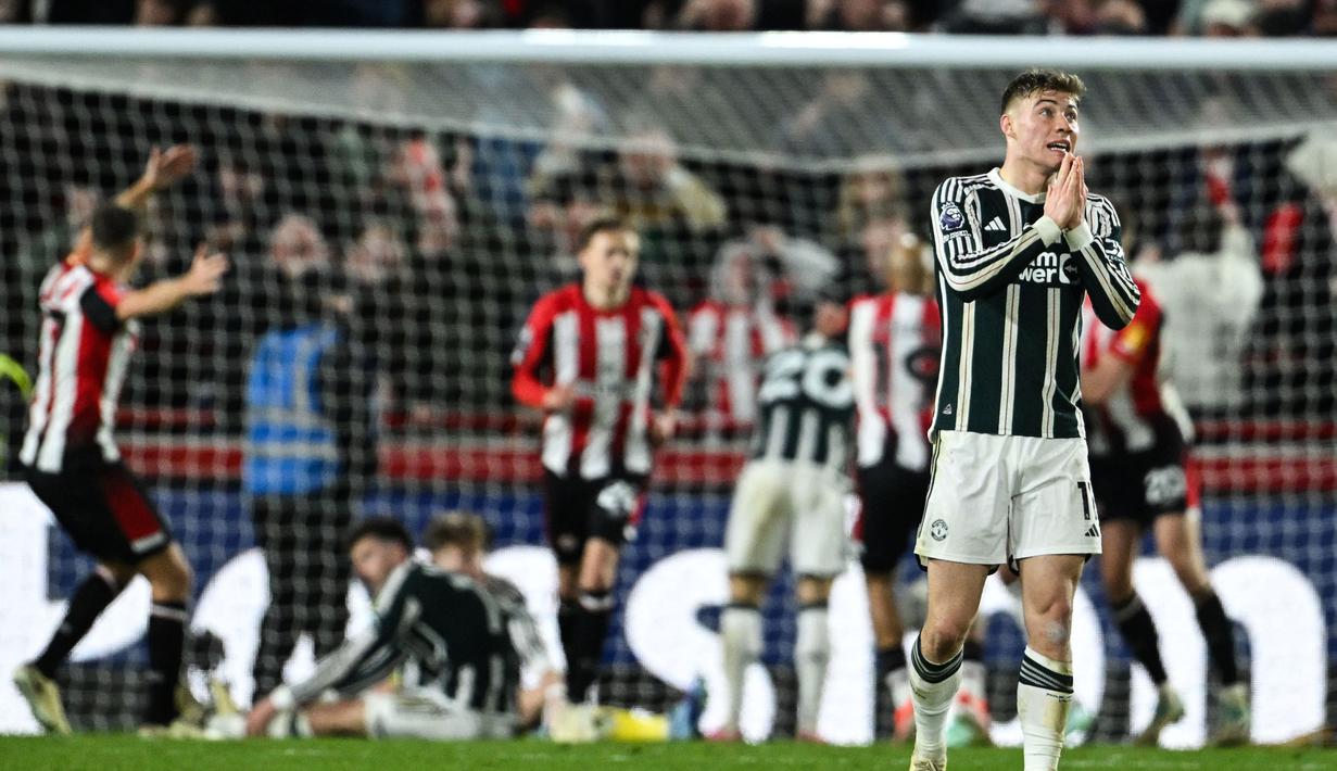 Reaksi tak percaya striker Manchester United, Rasmus Hojlund setelah Brentford berhasil mencetak gol penyeimbang 1-1 melalui sepakan Kristoffer Ajer pada laga pekan ke-30 Premier League 2023/2024 di Gtech Community Stadium, London, Sabtu (30/3/2024). (AFP/Justin Tallis)