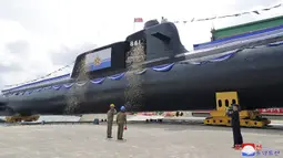 Kapal selam yang diberi nama pahlawan Kim Kun Ok ini menurut Kim adalah bagian dari kemajuan persenjataan nuklir Angkatan Laut Korea Utara di masa depan. (STR/KCNA VIA KNS/AFP)
