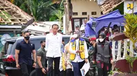 Presiden Joko Widodo (Jokowi) meninjau Sekolah Dasar Negeri (SDN) Sukamaju 1 Desa Benjot, di Kecamatan Cugenang yang merupakan salah satu sekolah terdampak gempa Cianjur