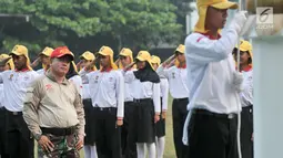 Pelatih sedang mengawasi calon Paskibraka Nasional 2017 saat latihan upacara menaikan dan menurunkan bendera di PPPON, Cibubur, Jakarta Timur, Kamis (10/8). (Liputan6.com/Yoppy Renato)