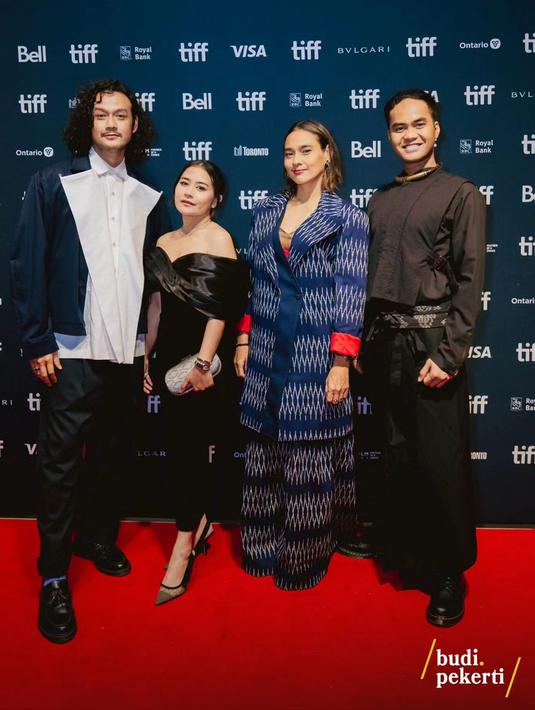 Pada awal September 2023 lalu, film Budi Pekerti sudah lebih dulu melakukan World Premiere di acara bertajuk Opening Night Toronto International Film Festival. Kekosongan Angga Yunanda yang kala itu berhalangan hadir pun dilengkapi oleh sang sutradara, Wregas Bhanuteja. (Liputan6.com/IG/@filmbudipekerti)