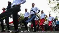 Calon Paskibraka saat mendapatkan pelatihan baris berbaris di PPPON, Cibubur, Jakarta Timur, Kamis (27/7). Hari ke-3 diklat, calon Paskibraka mulai dilatih baris berbaris oleh tim pelatih dari TNI dan Polri. (Liputan6.com/Yoppy Renato)