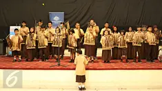 Para murid berkebutuhan khusus saat menampilkan pertunjukan musik di SLB A Pembina, Jakarta, Rabu (2/12). Acara tersebut diadakan dalam rangka perayaan Hari Internasional Orang dengan Disabilitas. (Liputan6.com/Immanuel Antonius)