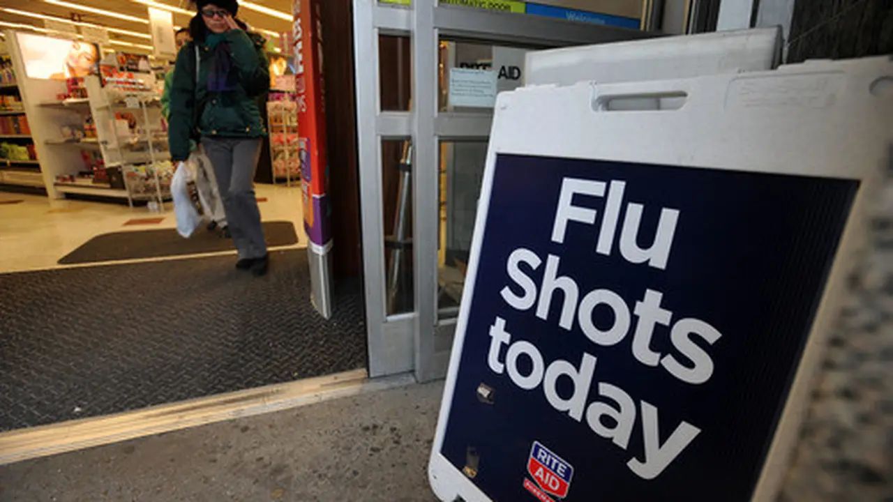 Sebuah papan pengumuman yang menginformasikan ketersediaan vaksinasi flu dipasang di luar toko obat CVS di New York, Amerika Serikat, pada 15 Januari 2013. (Xinhua/Wang Lei)