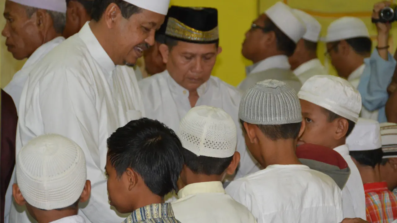 Wabub Banjar Serahkan Bantuan kepada Anak Yatim di Aluh-aluh