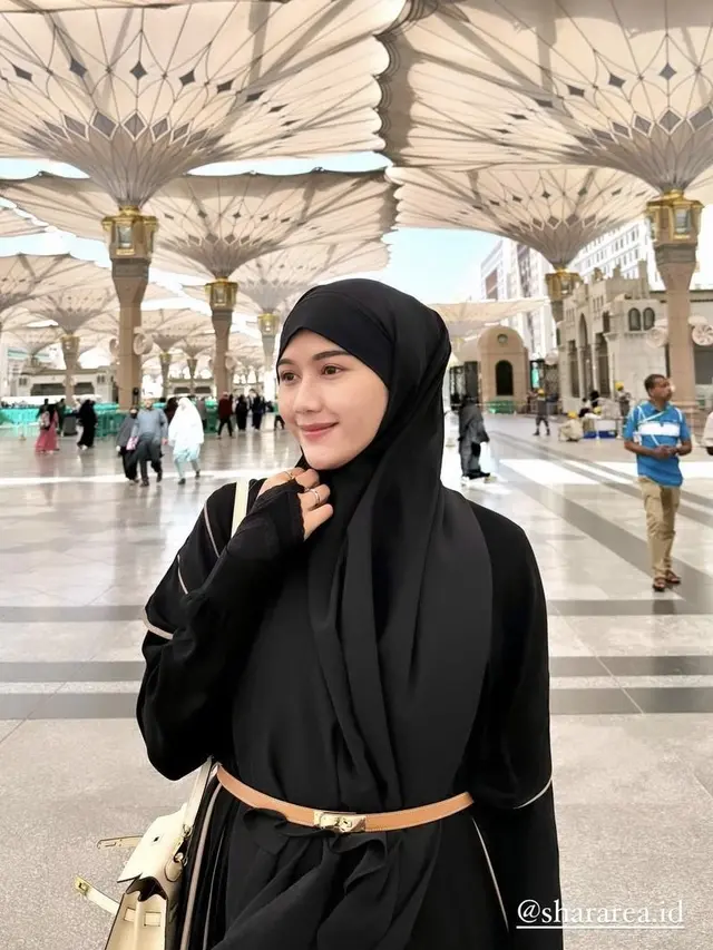 Penampilan Erina Gudono Saat Umrah Bersama Kaesang. [@erinagudono]