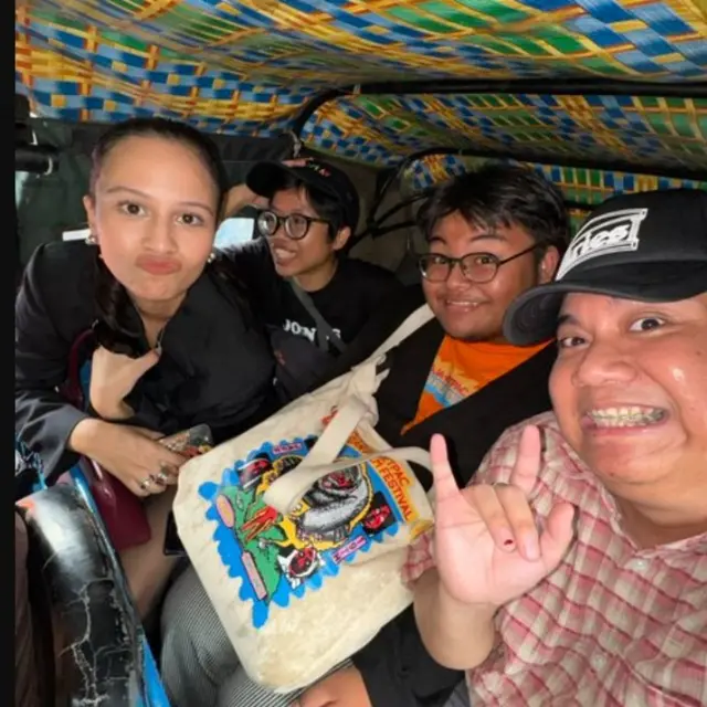 Viral Aksi Lutesha Rela Basah Kuyup Ikut Aksi Tolak RUU TNI Sebelum ke Acara Formal.  foto: X @acotenri