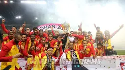 Andik Vermansah bersama pemain Selangor FA setelah juara Piala Malaysia di Stadion Shah Alam, Selangor, Sabtu (12/12/2015). (Instagram/Faselangor.my)