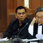 Terdakwa kasus suap pembahasan Raperda Reklamasi, Mohamad Sanusi (kiri) saat menyimak pernyataan saksi dalam sidang lanjutan di Pengadilan Tipikor, Jakarta, Senin (17/10). Sidang menghadirkan enam orang saksi. (Liputan6.com/Helmi Fithriansyah)