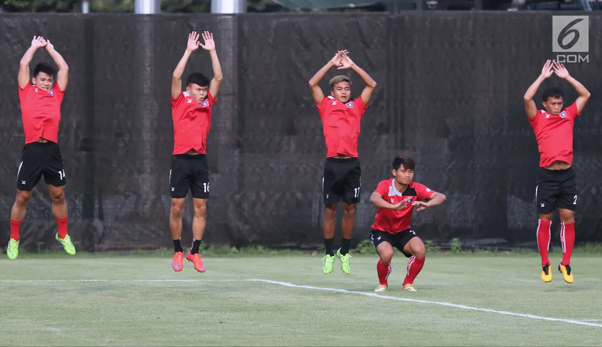Pemain timnas Laos melakukan peregangan otot saat latihan resmi babak penyisihan sepak bola grup A Asian Games 2018 di Lapangan B, Kompleks GBK, Jakarta, Kamis (16/8). Laos akan menantang timnas Indonesia, Jumat (17/8). (Liputan6.com/Helmi Fithriansyah)