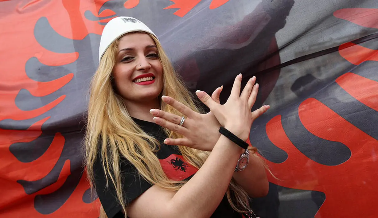 Suporter cantik asal Albania menyaksikan laga Grup A Piala Eropa 2016 melawan Prancis di Stade Velodrome, Prancis, Kamis (16/6/2016). (AFP/Jeam Christophe Magnenet)