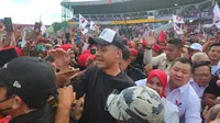 Ganjar Pranowo menyapa para pendukung Ganjar-Mahfud pada Kampanye Akbar di Stadion Gelora Delta Sidoarjo, Kabupaten Sidoarjo, Jawa Timur. (Liputan6.com/Dicky Agung Prihanto)