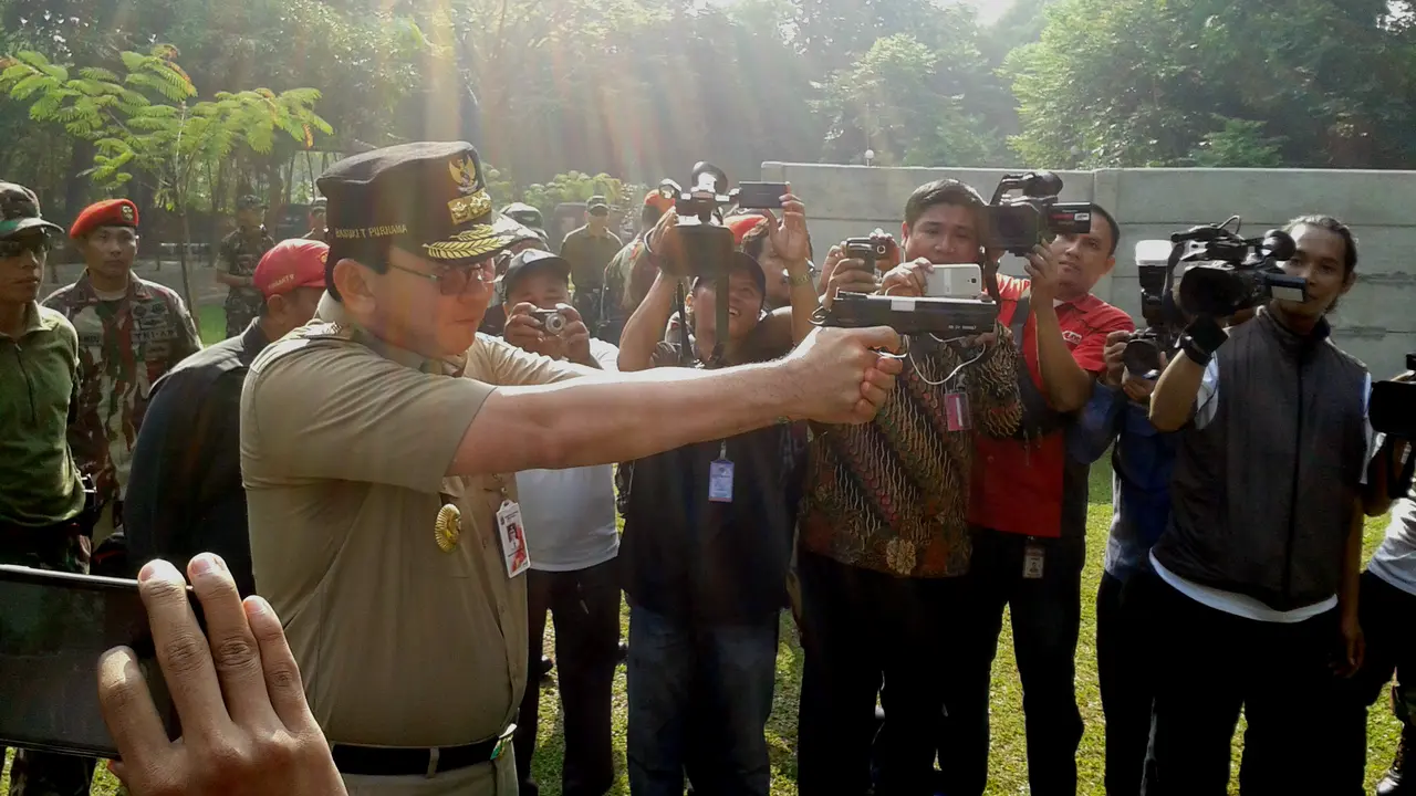 Ahok Tembak-tembakan di Markas Kopassus