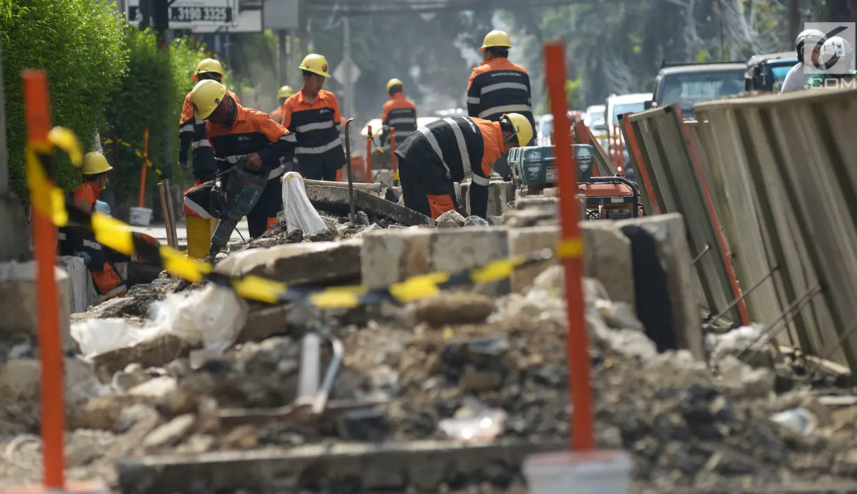 Pekerja membongkar trotoar lama di Jalan Cikini Raya, Taman Ismail Marzuki (TIM), Jakarta, Selasa (18/6/2019). Trotoar dari depan TIM hingga Jalan Diponegoro dilebarkan dari ukuran sebelumnya. (merdeka.com/Imam Buhori)