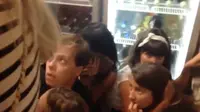 Dalam video tersebut sejumlah orang terlihat berhimpitan di ruang penyimpanan restoran sesaat setelah truk maut menerjang kerumunan (Twitter/Ben Terry) 