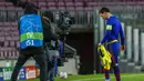 Striker Barcelona, Lionel Messi, tertunduk lesu usai ditaklukkan Juventus pada laga Liga Champions di Stadion Camp Nou, Rabu (9/12/2020). Aksi La Pulga tersebut karena merasa frusatsi gagal membobol gawang Buffon. (AP/Joan Monfort)