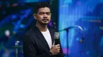 Mantan pemain Persija Jakarta, Bambang Pamungkas ikut menjadi host untuk memandu acara Konser Gila Bola 2022 bersama Irfan Hakim, Gilang Dirga, Rendra Soedjono, dan Edwin Setyadinata yang berlangsung di Studio 5 Indosiar, Daan Mogot, Jakarta, Kamis (17/11/2022). (Bola.com/Bagaskara Lazuardi)
