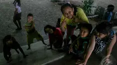 Sejumlah bocah asyik bermain di Taman Aktif of Klender, Jakarta, Senin (22/9/2014) (Liputan6.com/Faizal Fanani)