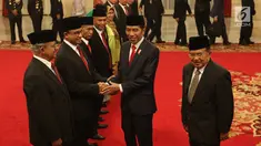 Presiden Joko Widodo bersalaman dengan Gubernur DKI Jakarta Anies Baswedan usai menganugerahkan gelar Pahlawan Nasional untuk kakeknya Abdurrahman Baswedan atau AR Baswedan di Istana Negara, Jakarta, Kakis (8/11). (Liputan6.com/Angga Yuniar)