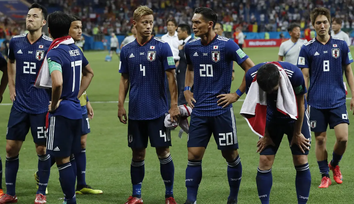 Para pemain Jepang menyapa suporter usai dikalahkan Belgia pada babak 16 besar Piala Dunia di Rostov Arena, Rostov-on-Don, Senin (2/6/2018). Belgia menang 3-2 atas Jepang. (AP/Pavel Golovkin)