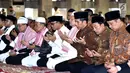 Presiden Joko Widodo (ketiga kanan) berdoa usai menunaikan ibadah Salat Jumat di Masjid Istiqlal, Jakarta, Jumat (2/3). Jokowi hadir bersama Mensesneg Pratikno, Kepala Staf Presiden dan Koordinator Staf Khusus. (Liputan6.com/Pool/Biro Pers Setpres)