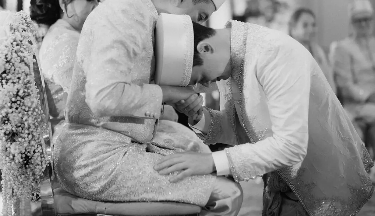 Menerapkan adat tradisional, Amanda dan Tavan sungkeman dengan mertua masing-masing.