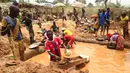 Sejumlah warga menambang emas di sebuah situs penambangan di kota Betare Oya, Kamerun (4/4).  (AFP Photo/Reinnier Kaze)