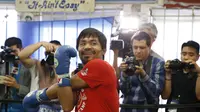 Petinju Manny Pacquiao melakukan pemanasan sebelum latihan jelang pertarungan melawan Tim Bradley di Hollywood, Los Angeles, California, Rabu (30/3). Petinju berjuluk ‘Pacman’ itu akan menantang Bradley pada 9 April 2016 nanti. (REUTERS/Lucy Nicholson)