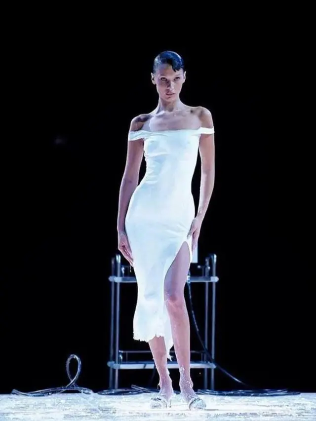 6 Potret Gaya Fenomenal Bella Hadid di Paris Fashion Week SS23, Gaun Semprot hingga Busana ala Kartun