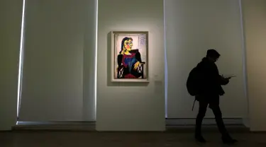 Pengunjung berjalan melewati lukisan berjudul Portrait de Dora Maar karya Pablo Picasso dalam pameran 'Guernica' di Museum Picasso, Paris, Prancis, Jumat (23/3). Pameran ini memperingati 80 tahun karya Pablo Picasso. (AP Photo/Christophe Ena)