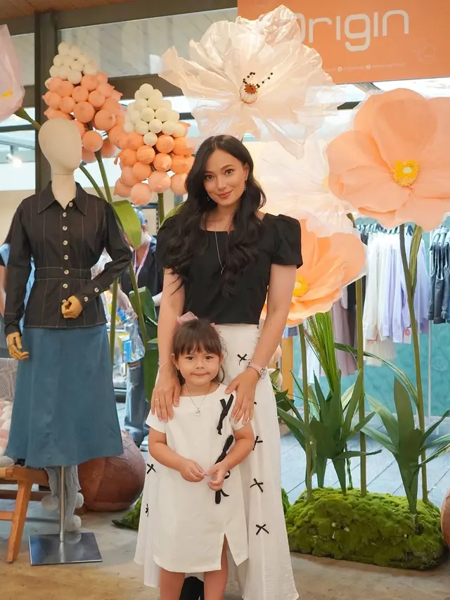 6 Potret Asmirandah Bareng Chloe di Berbagai Acara, Mulai dari Hadiri Launching Produk Sampai Ultah