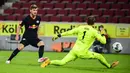 Striker RB Leipzig, Timo Werner, mencetak gol ke gawang Koln pada laga Bundesliga di Stadion Rhein Energie, Senin (1/6/2020). RB Leipzig menang dengan skor 4-2. (AP/Ina Fassbender)