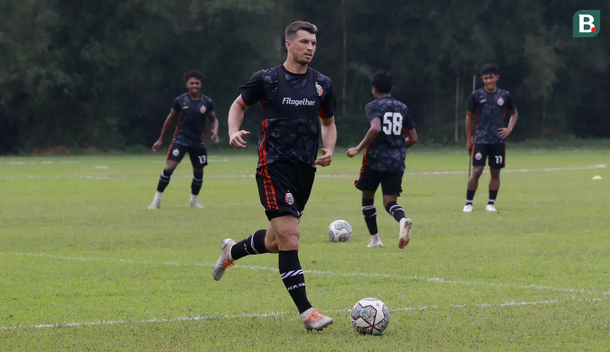 Pemain Persija Jakarta, Ondřej Kúdela, saat sesi latihan di Nirwana Park Sawangan, Jawa Barat, Kamis (7/7/2022). Latihan merupakan persiapan jelang bergulirnya Liga 1 musim 2022/2023. (Bola.com/M Iqbal Ichsan)