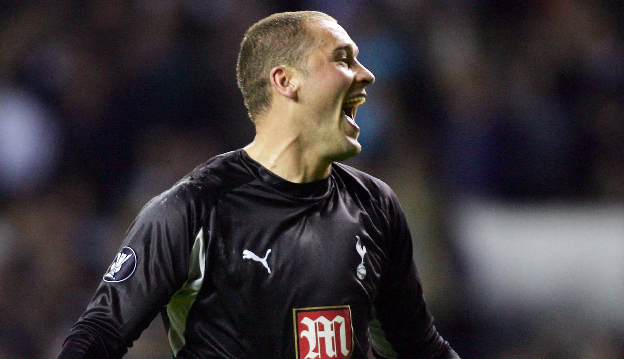 Paul Robinson - Mantan kiper Timnas Inggris ini mencatatkan namanya di papan skor saat Tottenham Hotspur jumpa Watford pada 17 Maret 2007. The Lillywhites yang ia bela pun akhirnya meraih kemenangan 3-1. (AFP/Adrian Dennis)