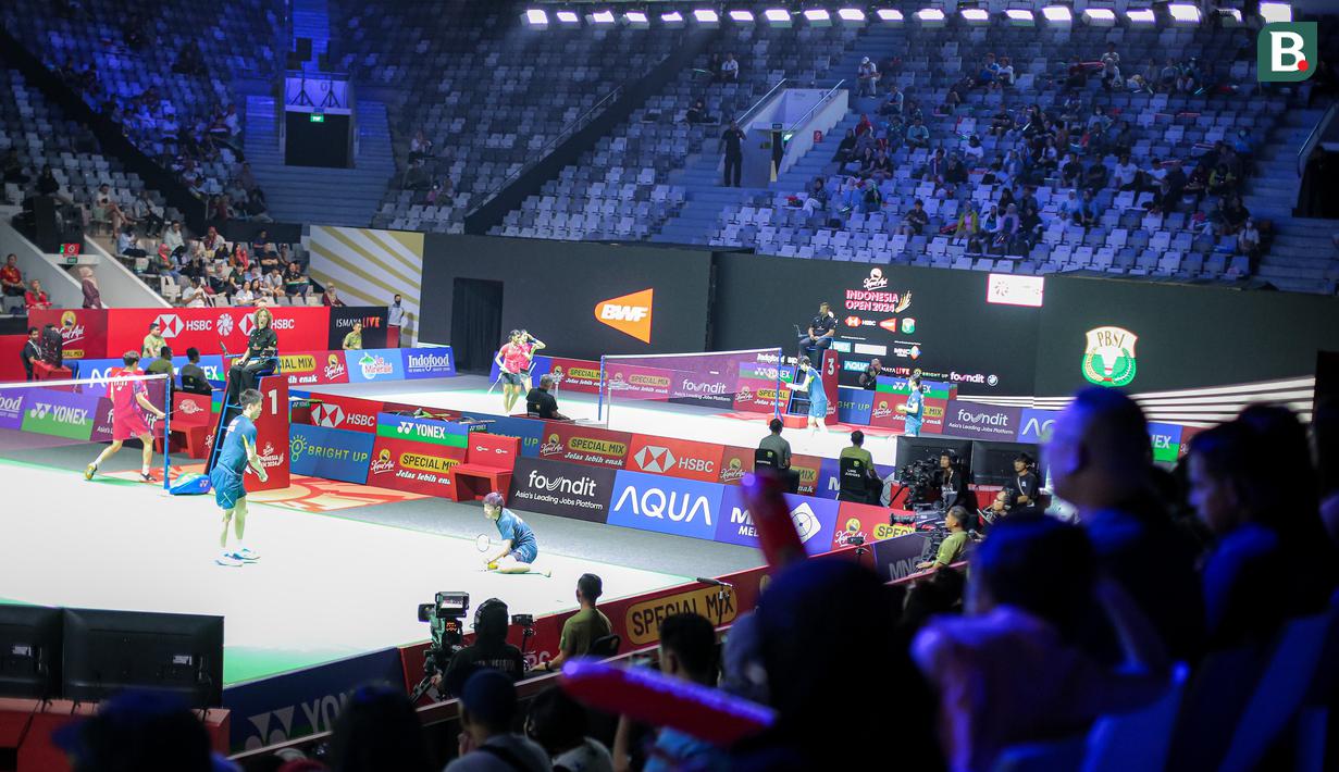 Tribune sepi saat babak 16 besar Indonesia Open 2024 di Istora Senayan, Jakarta, Kamis (06/06/2024). (Bola.com/Bagaskara Lazuardi)