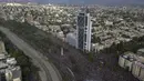 Warga berkumpul saat protes antipemerintah di Santiago, Chile, Jumat (25/10/2019). Aksi massal ini dilakukan setelah unjuk rasa menuntut reformasi ekonomi digelar besar-besaran selama seminggu. (AP Photo/Rodrigo Abd)