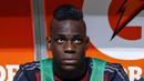 Mario Balotelli, pemain yang terkenal dengan tingkah laku nakalnya daripada prestasinya merupakan salah satu pemain bola yang dibenci banyak orang. Sikap sok jagoannya di lapangan hijau tak jarang berujung dengan perkelahian. (REUTERS/Giampiero Sposito)