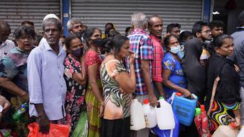 FOTO: Ketika Warga Sri Lanka Rela Antre Panjang demi Bisa Memasak