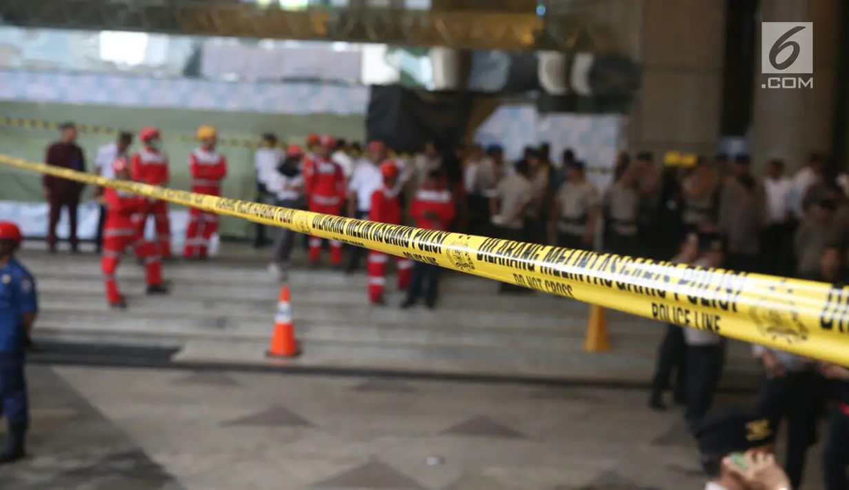 Pintu masuk Tower II Bursa Efek Indonesia (BEI), Jakarta, ditutup dengan garis polisi setelah ambruknya selasar lantai 1, Senin (15/1). Polisi juga melarang sejumlah karyawan yang hendak masuk dan melihat kondisi gedung BEI. (Liputan6.com/Johan Tallo)