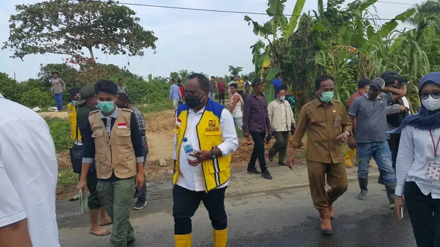 Wamen PUPR John Wempi Wetipo saat banjir di Aceh
