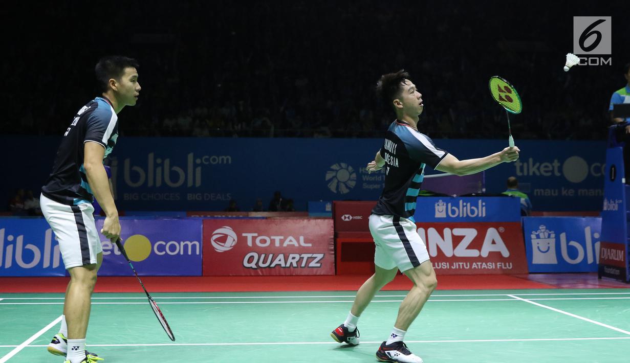 Ganda putra Indonesia, Marcus F Gideon/Kevin Sanjaya Sukomuljo mengembalikan kok ke Ong Yew Sin/Teo Ee Yi (Malaysia) di 16 besar Indonesia Open 2018, Istora GBK, Jakarta, Kamis (5/7). Kevin/Marcus unggul 21-18, 21-12. (Liputan6.com/Helmi Fithriansyah)