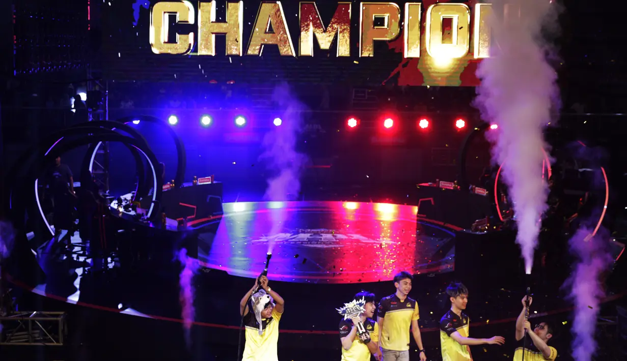 Tim e-Sports, Onic, menjadi juara pada Turnamen Mobile Legends: Bang Bang Profesional League (MPL) Indonesia Season 3 di Britama Arena, Jakarta, Jumat (3/5). Onic menang 3-0 atas Louvre. (Bola.com/Vitalis Yogi Trisna)