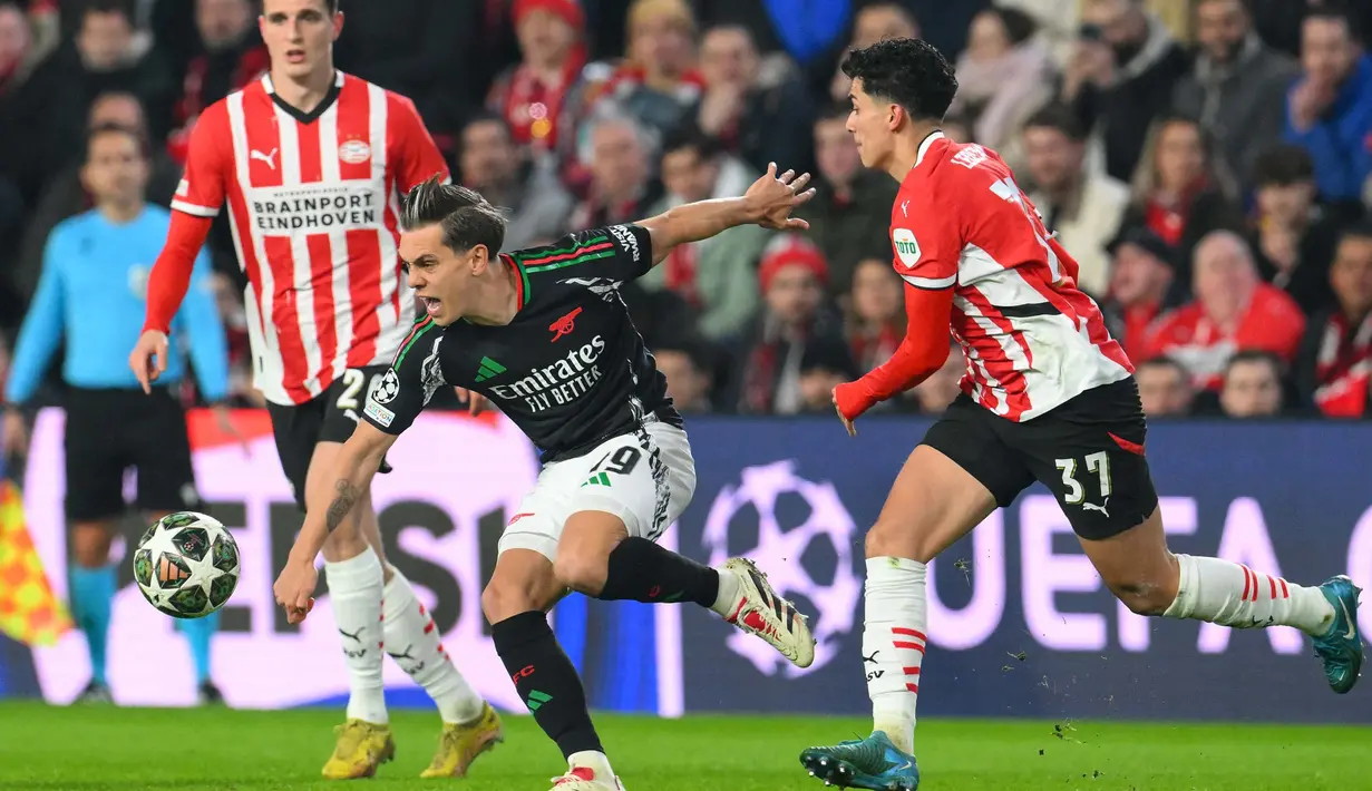 Semenit kemudian, Leandro Trossard menambah pundi gol Arsenal ke gawang PSV Eindhoven. (JOHN THYS/AFP)