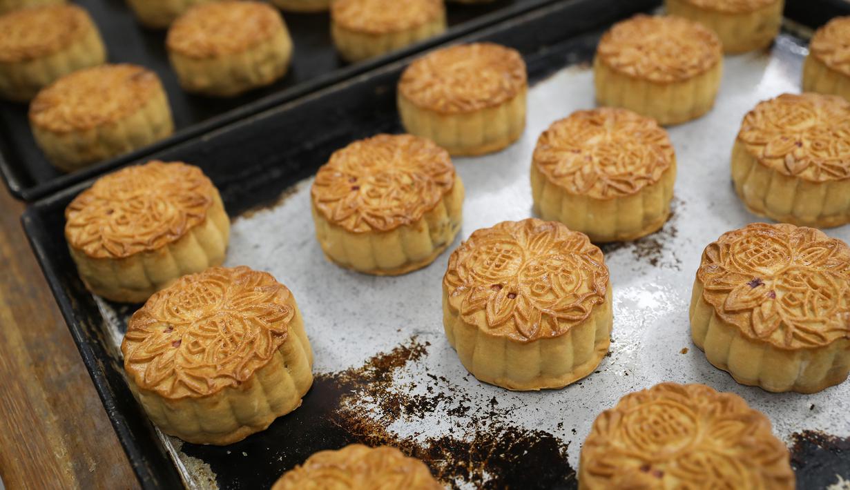 <p>Kue bulan dengan kuning telur asin yang baru saja dipanggang terlihat di sebuah perusahaan makanan bernama Saikoh di Yokohama, Jepang, pada 30 September 2020. Festival Pertengahan Musim Gugur atau juga disebut Festival Kue Bulan jatuh pada 1 Oktober tahun ini. (Xinhua/Du Xiaoyi)</p>