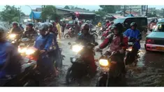  Seperti sudah diprediksi, air kiriman dari hulu Sungai Ciliwung mulai masuk ke wilayah bantaran Ciliwung di Jakarta. Sejak Senin dinihari, sejumlah wilayah Ibu Kota mulai terendam.  Badan Penanggulangan Bencana Daerah (BPBD) DKI Jakarta pada pukul 03.00 