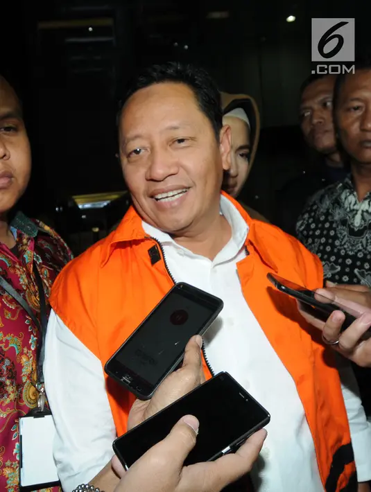 Cagub Maluku Utara terpilih hasil quick count Ahmad Hidayat Mus mengenakan rompi tahanan usai menjalani pemeriksaan di gedung KPK, Jakarta, Senin (2/7). Ahmad Hidayat Mus resmi ditahan KPK untuk 20 hari kedepan. (Merdeka.com/Dwi Narwoko)