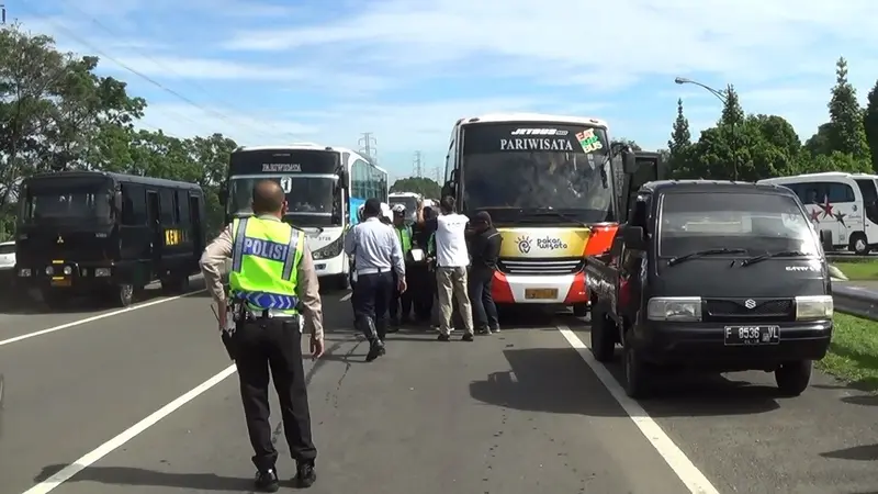 Razia bus wisata di Puncak, Bogor (Liputan6.com/Achmad Sudarno)