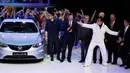 Aktor Jackie Chan memperkenalkan mobil Buick Velite 5 Hybrid di pameran Shanghai Auto Show 2017 di Shanghai, China, (18/4). Di pameran ini sejumlah merek mobil global dan China menunjukkan satu konsep kendaraan listrik. (AP Photo / Ng Han Guan)