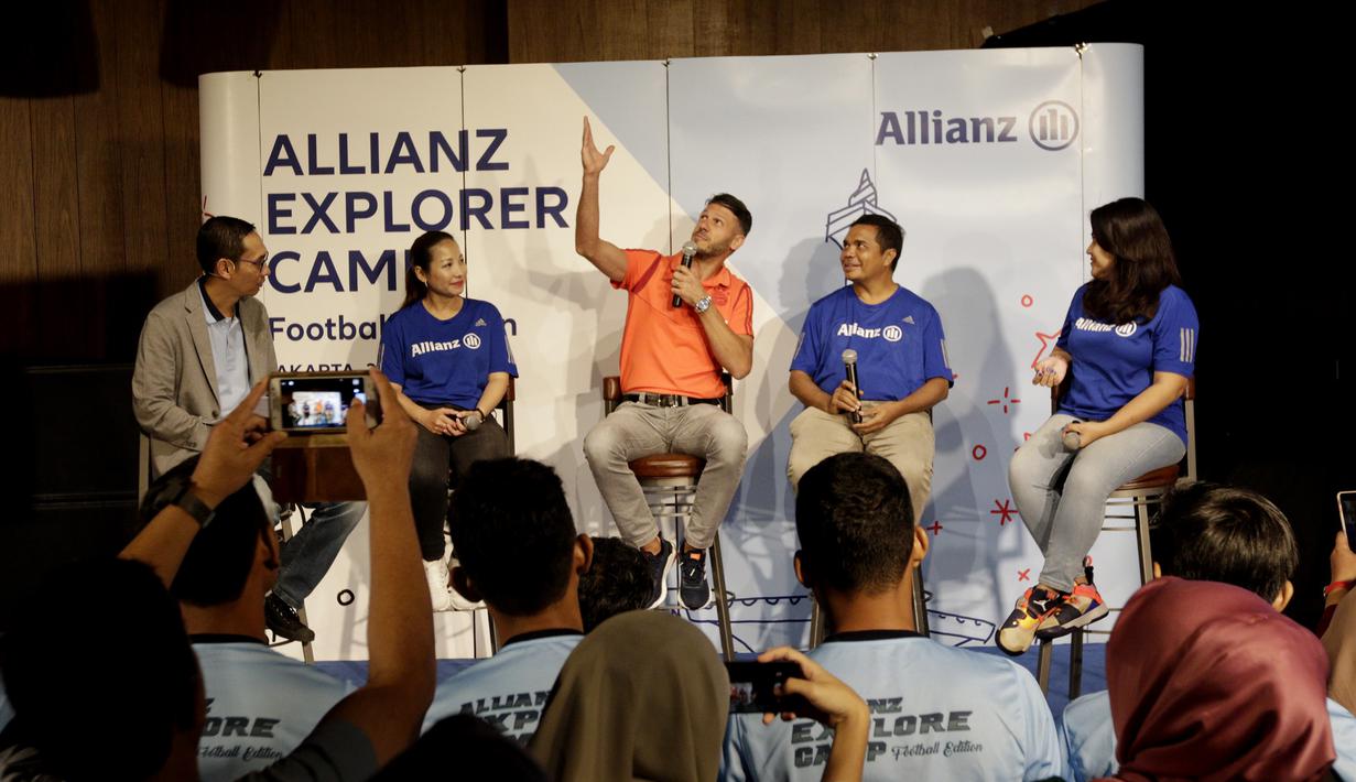 Legenda Bayern Munchen, Martin Demichelis, saat jumpa pers di Kawasan Kuningan, Jakarta, Senin (24/6/2019). Delapan anak Indonesia terpilih untuk mengikuti Allianz Explorer Camp 2019 di Jerman dan Singapura. (Bola.com/M Iqbal Ichsan)