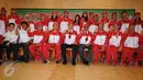 Gubernur DKI Jakarta, Basuki T Purnama (tengah) berfoto bersama kontingen atlit mahasiswa DKI Jakarta Pomnas XIV/Aceh di Balai Agung Jakarta, Selasa (10/11/2015). Jakarta menerjunkan 310 atlit berikut official. (Liputan6.com/Helmi Fithriansyah)  